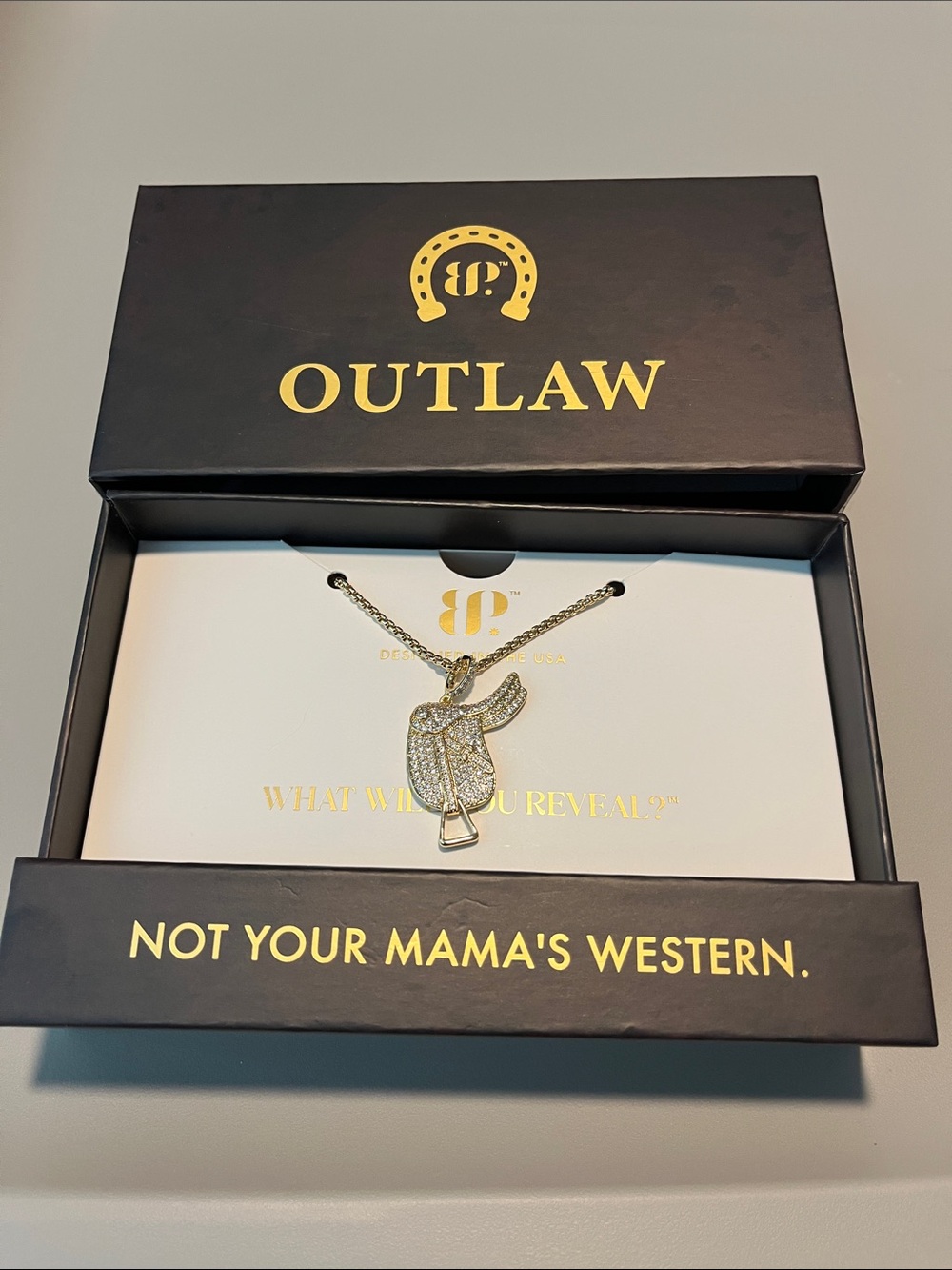 NK44027 Bomb Party Outlaw Saddle Royale Necklace